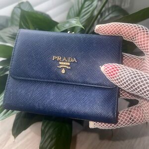 Low start*** Kiss lock Prada saffiano leather wallet in excellent condition
